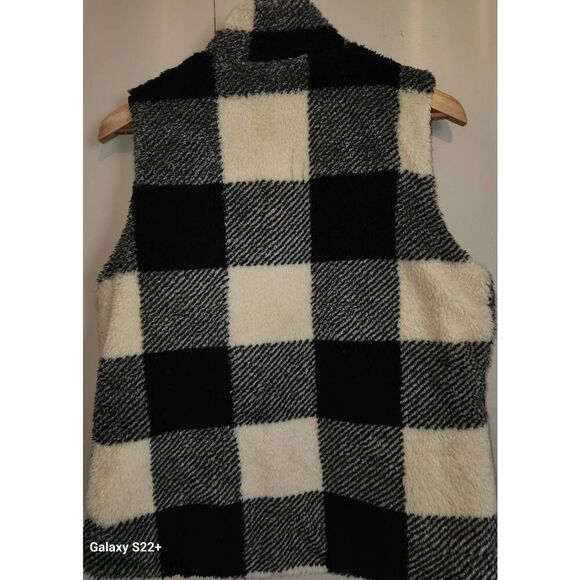 V22 Thread & Supply Black & White Buffalo Check Reversable Sherpa vest - Picture 2 of 9